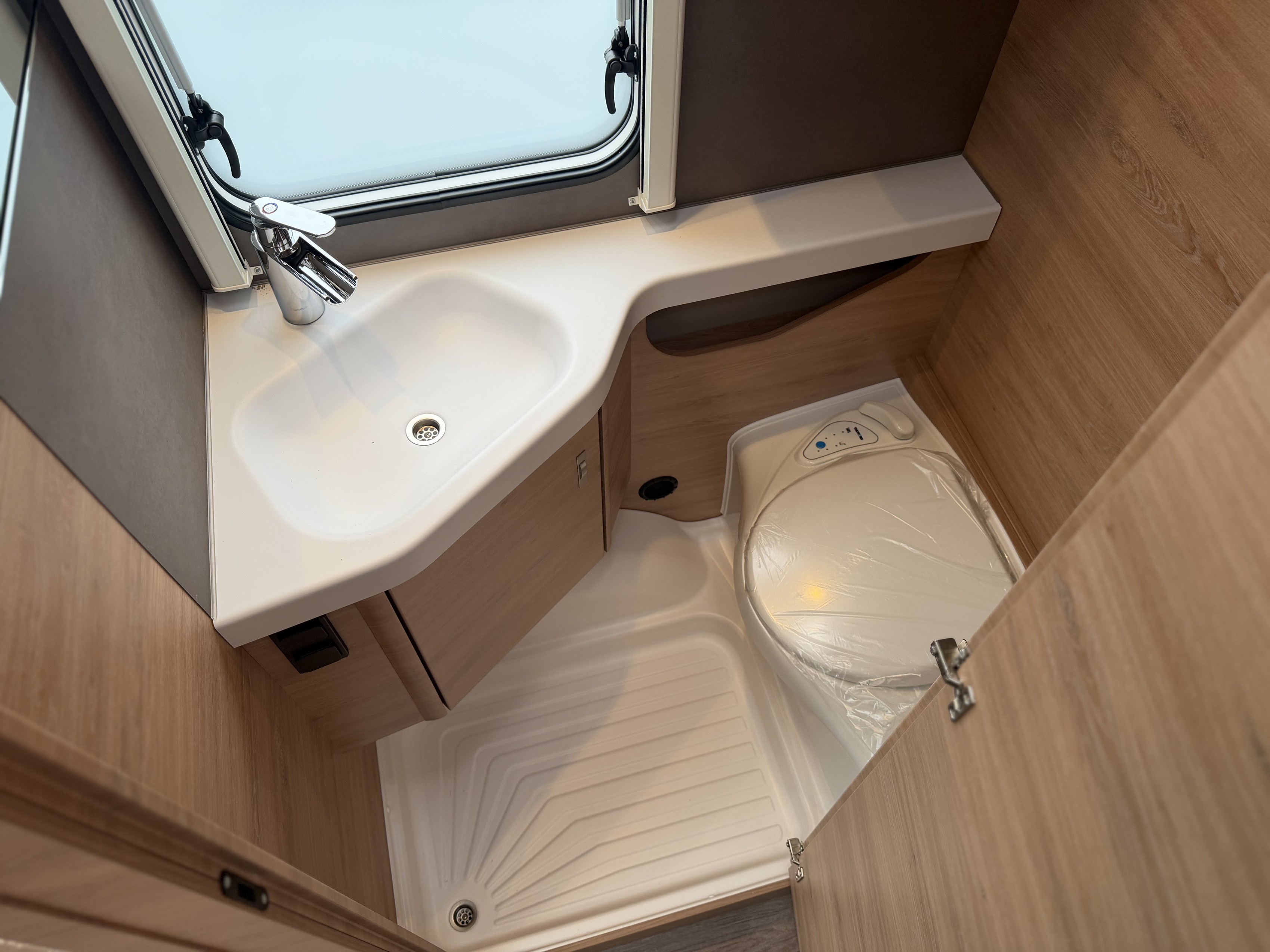 KNAUS SUDWIND 540 UE Black Selection