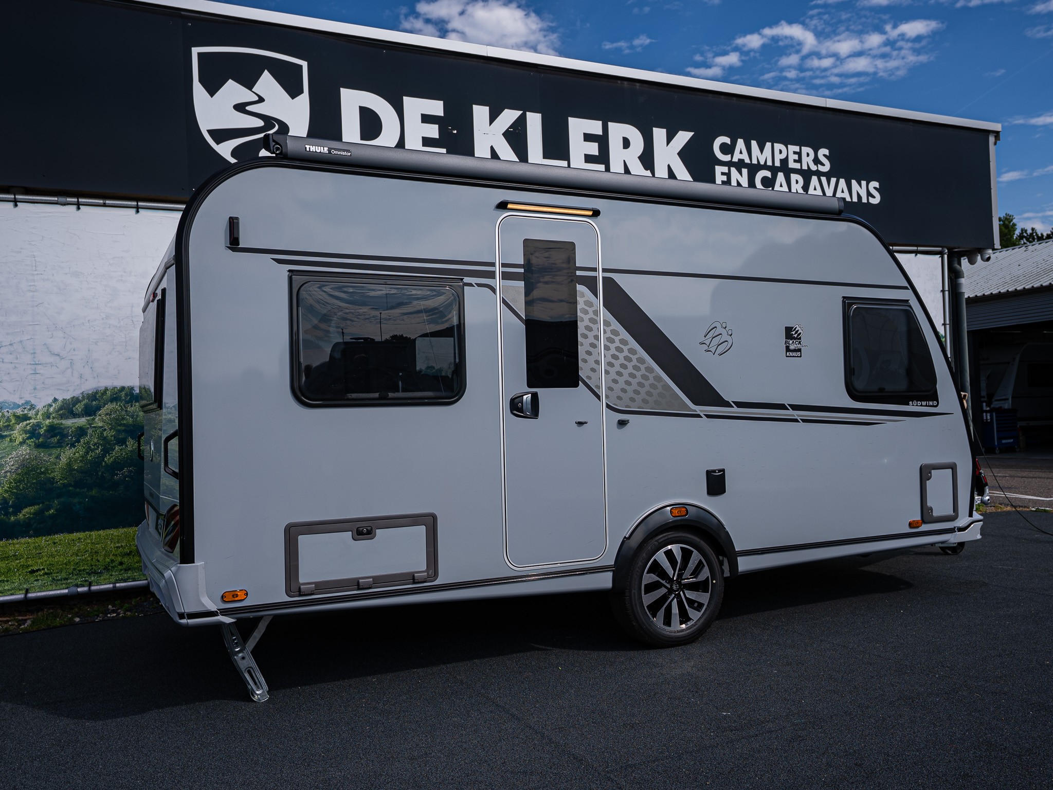 KNAUS SUDWIND 450 FU Black Selection