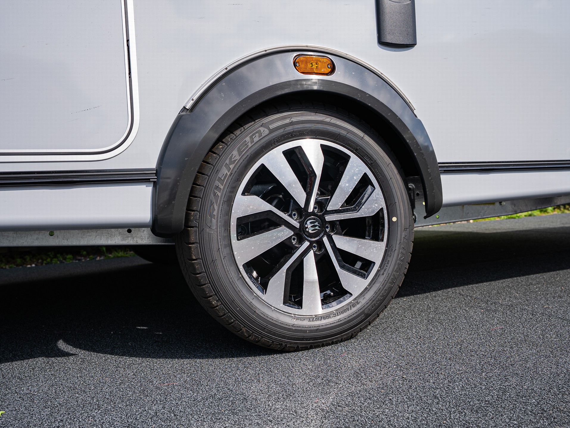 KNAUS SUDWIND 450 FU Black Selection