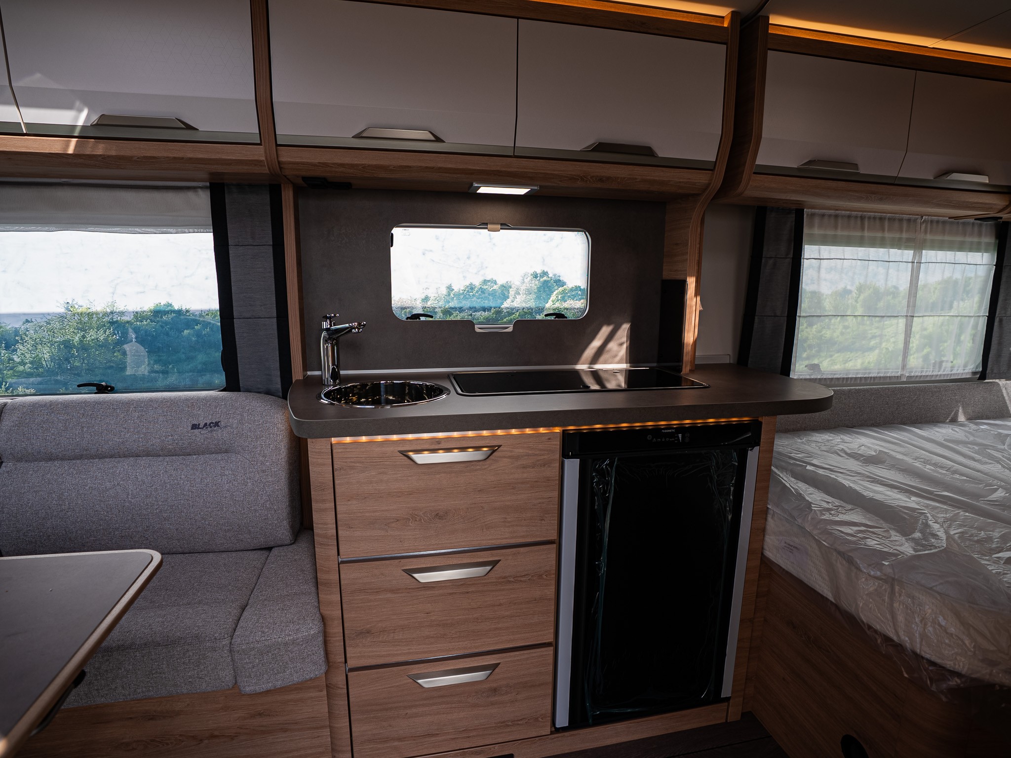 KNAUS SUDWIND 450 FU Black Selection
