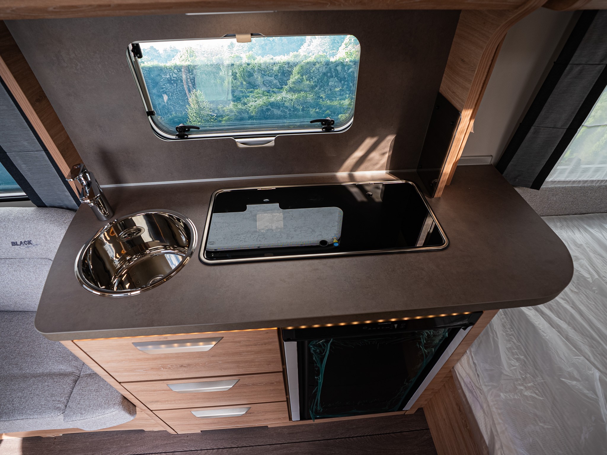 KNAUS SUDWIND 450 FU Black Selection