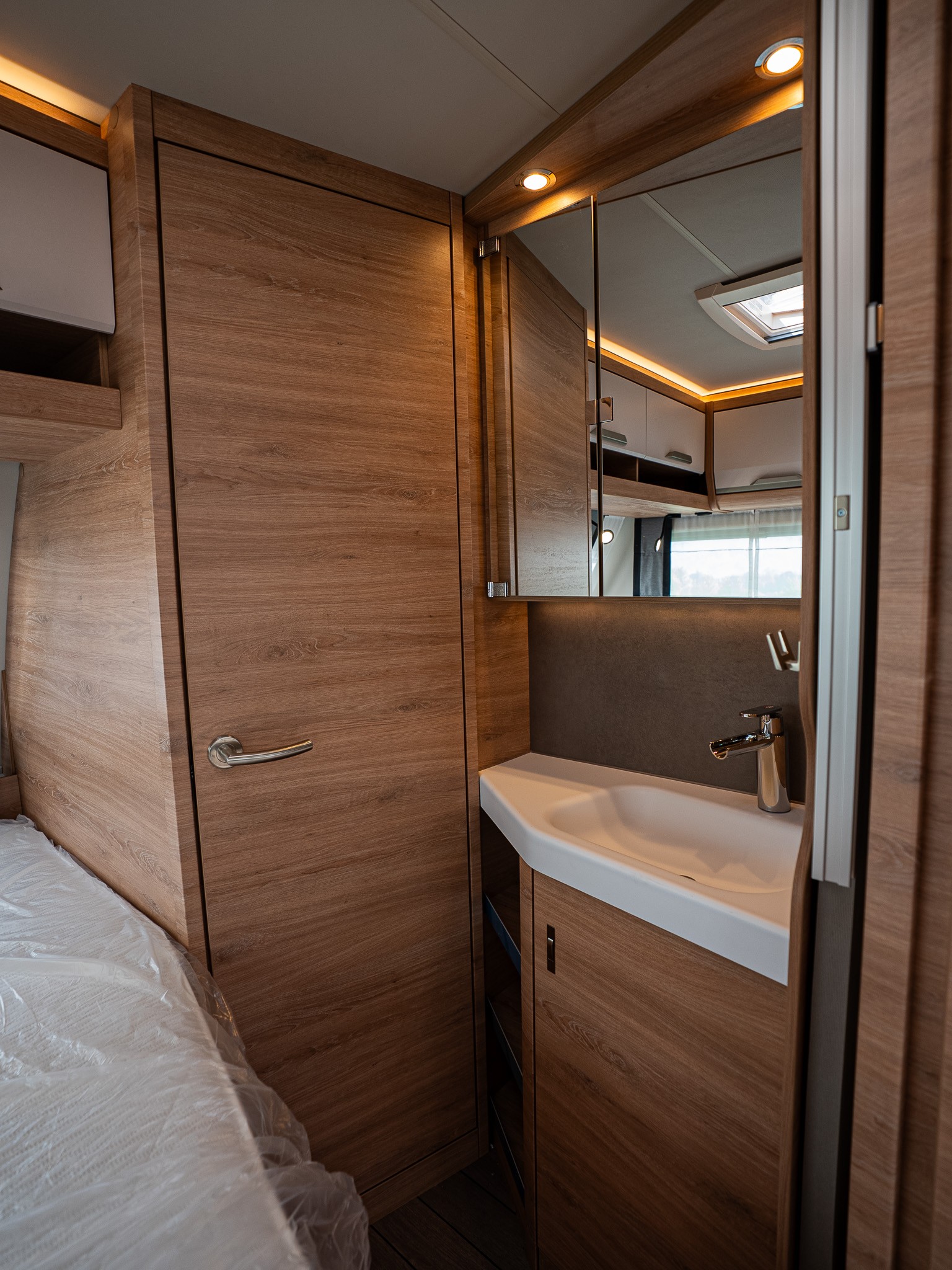 KNAUS SUDWIND 450 FU Black Selection