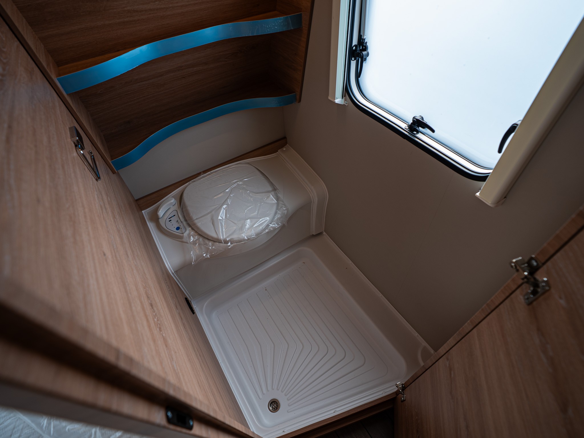 KNAUS SUDWIND 450 FU Black Selection