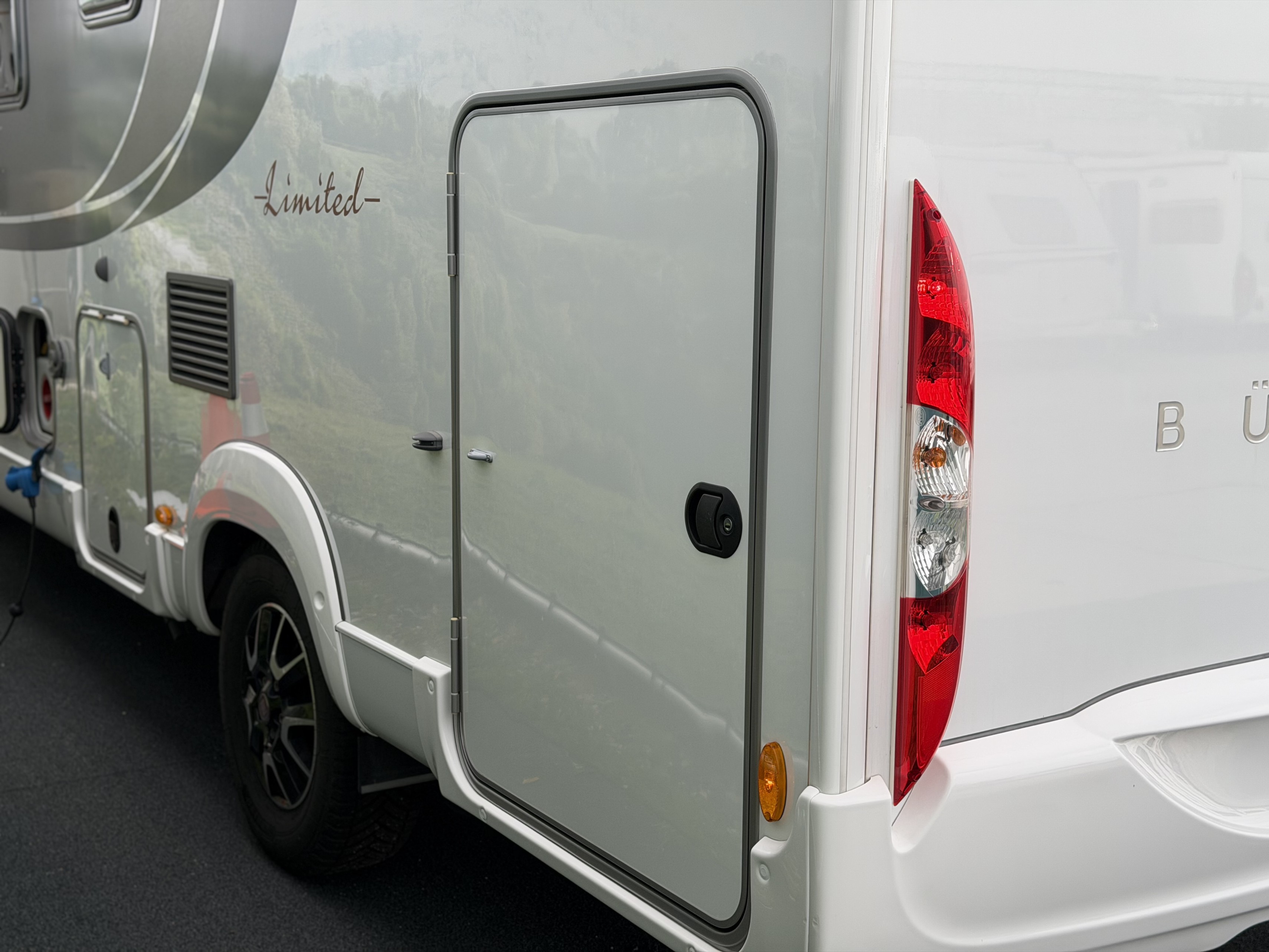 BURSTNER Lyseo T690G Limited / Gratis S