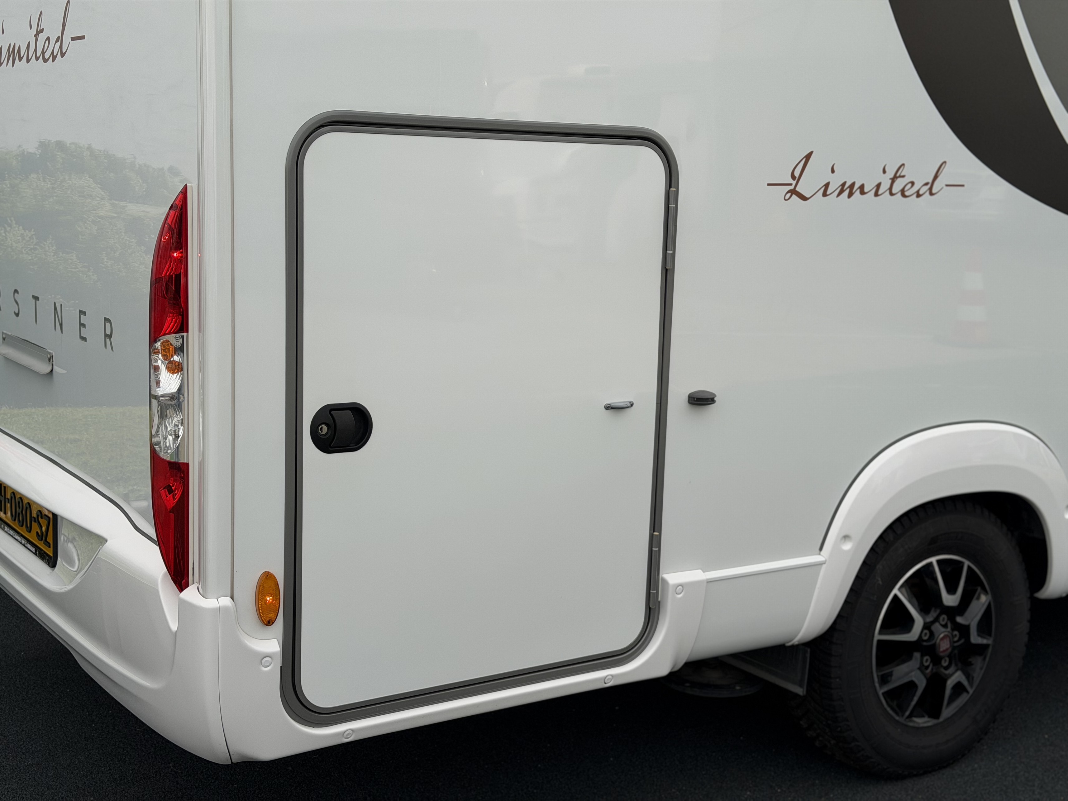 BURSTNER Lyseo T690G Limited / Gratis S