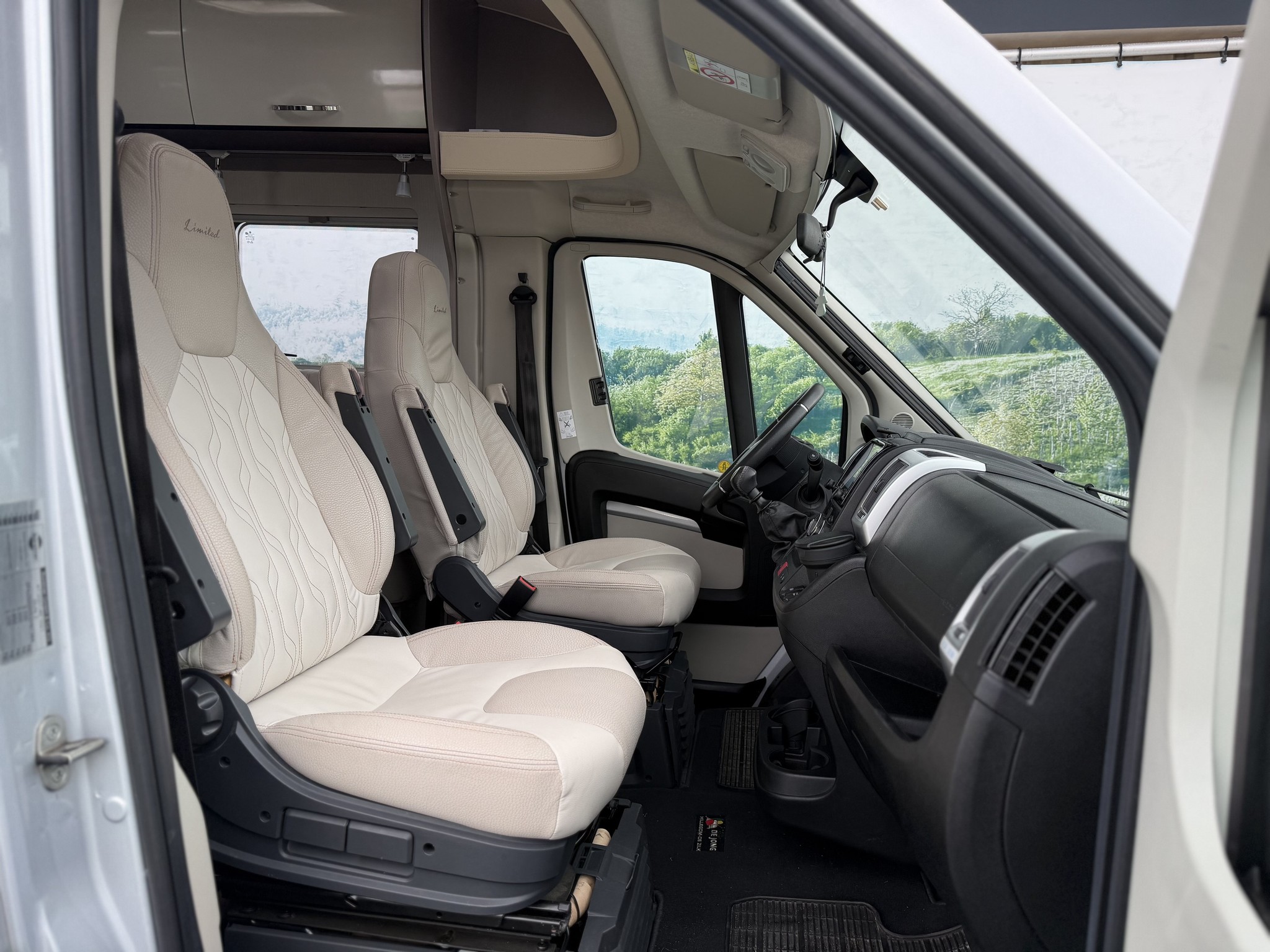 BURSTNER Lyseo T690G Limited / Gratis S