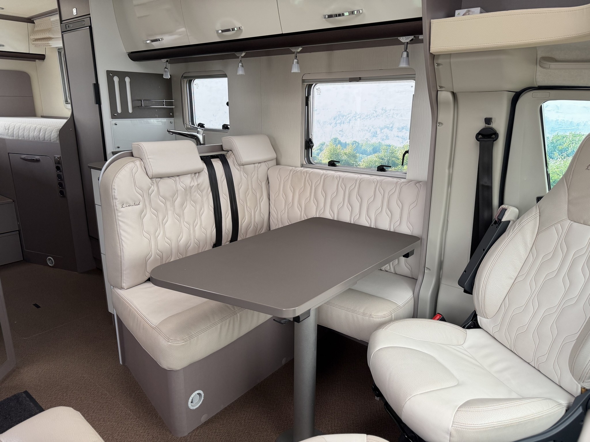 BURSTNER Lyseo T690G Limited / Gratis S