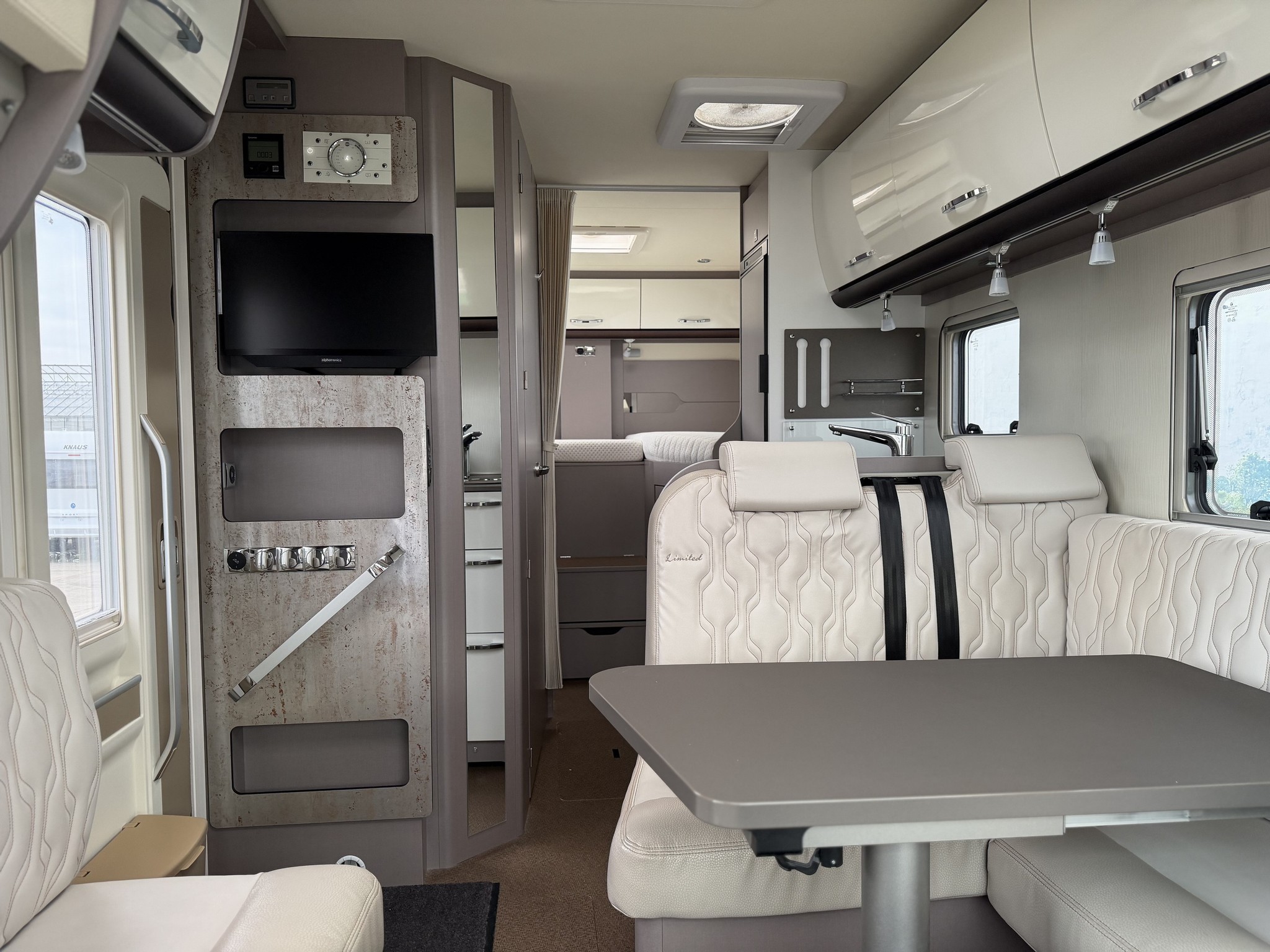 BURSTNER Lyseo T690G Limited / Gratis S