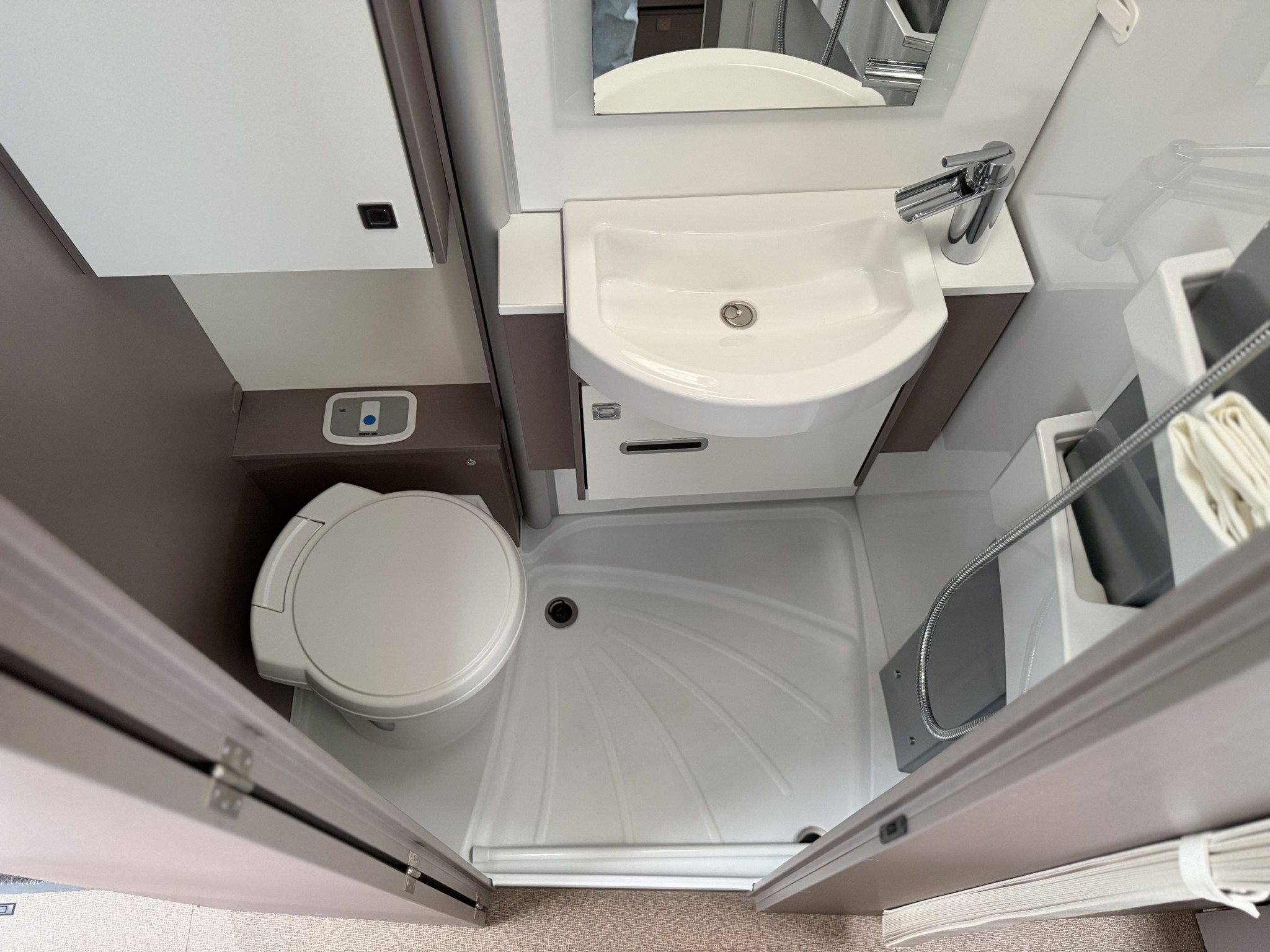BURSTNER Lyseo T690G Limited / Gratis S