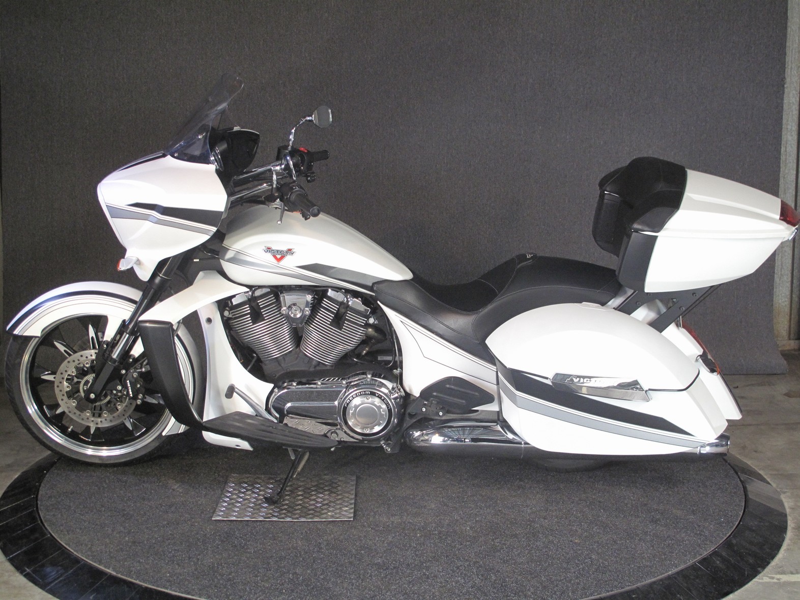 VICTORY - MAGNUM Door ons als nieuw gele
