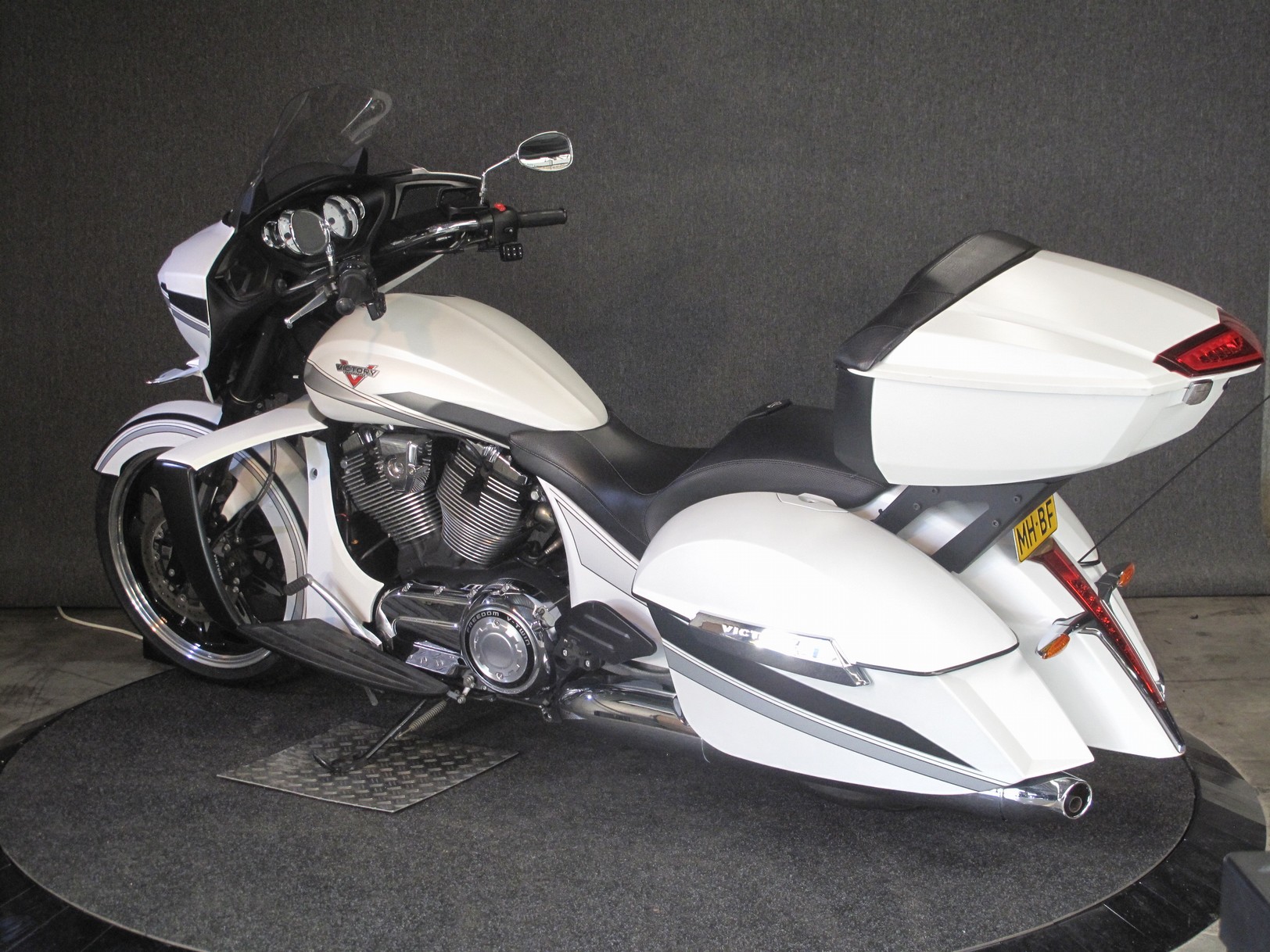 VICTORY - MAGNUM Door ons als nieuw gele