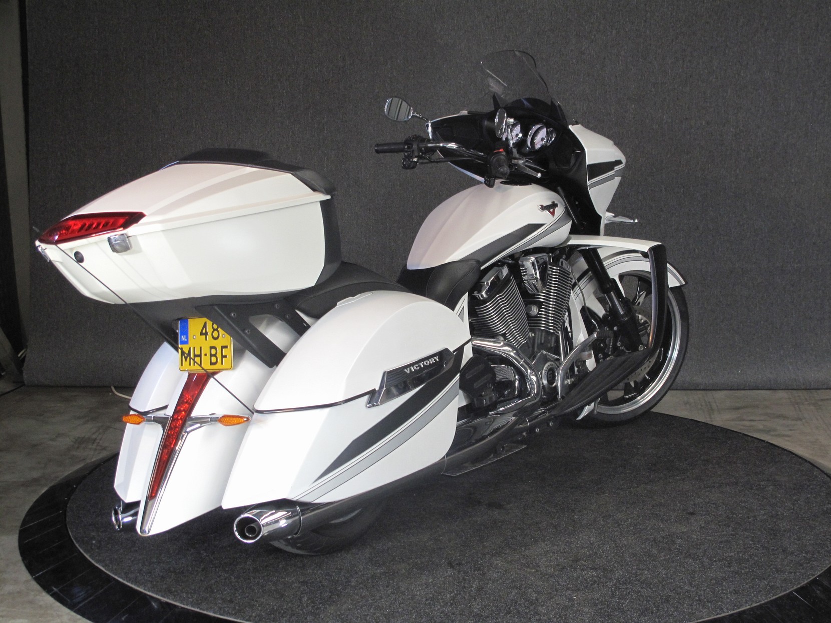 VICTORY - MAGNUM Door ons als nieuw gele