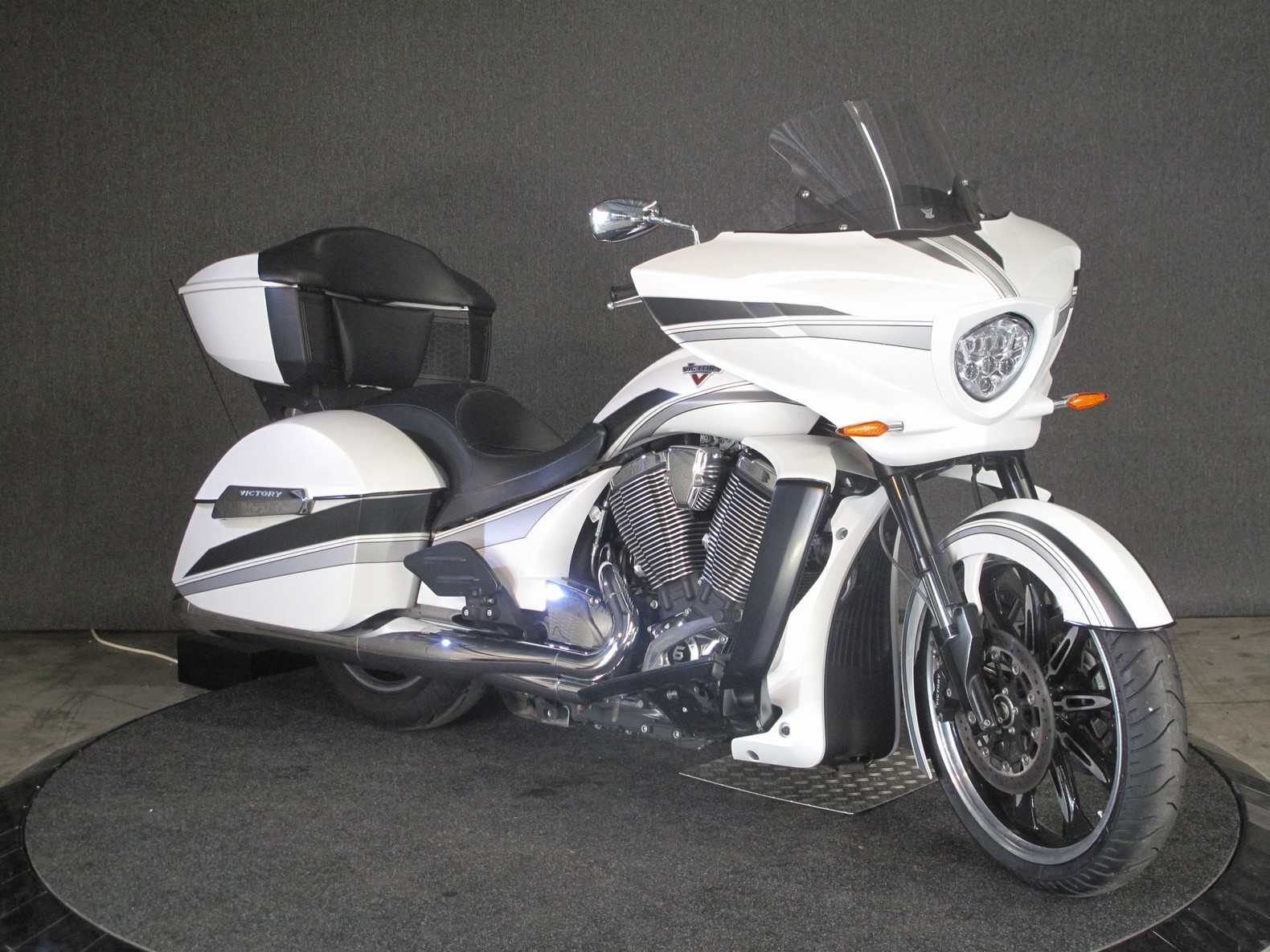VICTORY - MAGNUM Door ons als nieuw gele