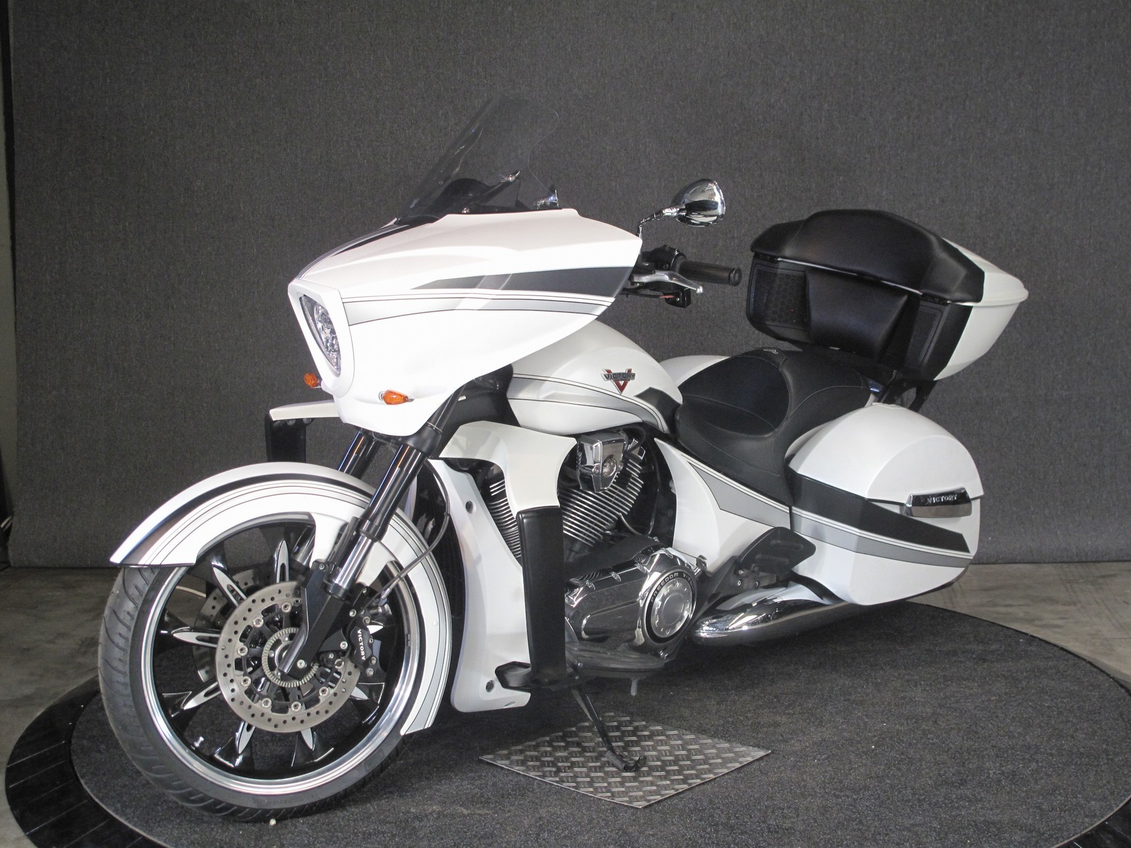 VICTORY - MAGNUM Door ons als nieuw gele