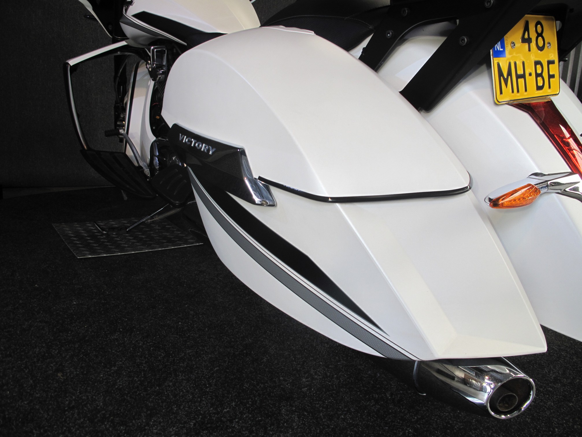 VICTORY - MAGNUM Door ons als nieuw gele