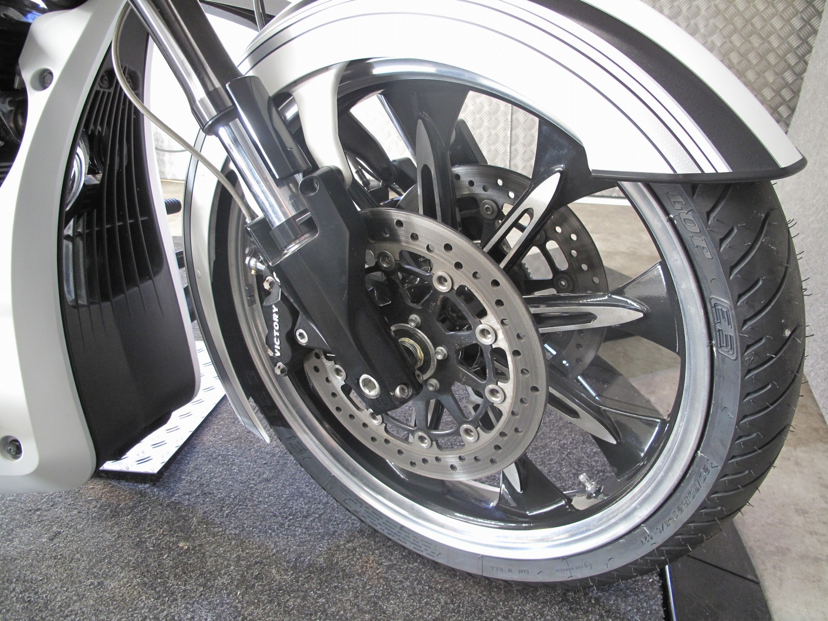 VICTORY - MAGNUM Door ons als nieuw gele