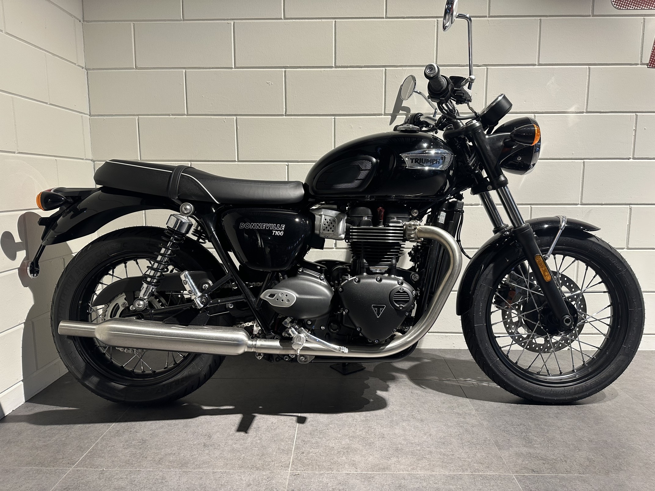 TRIUMPH - BONNEVILLE T100