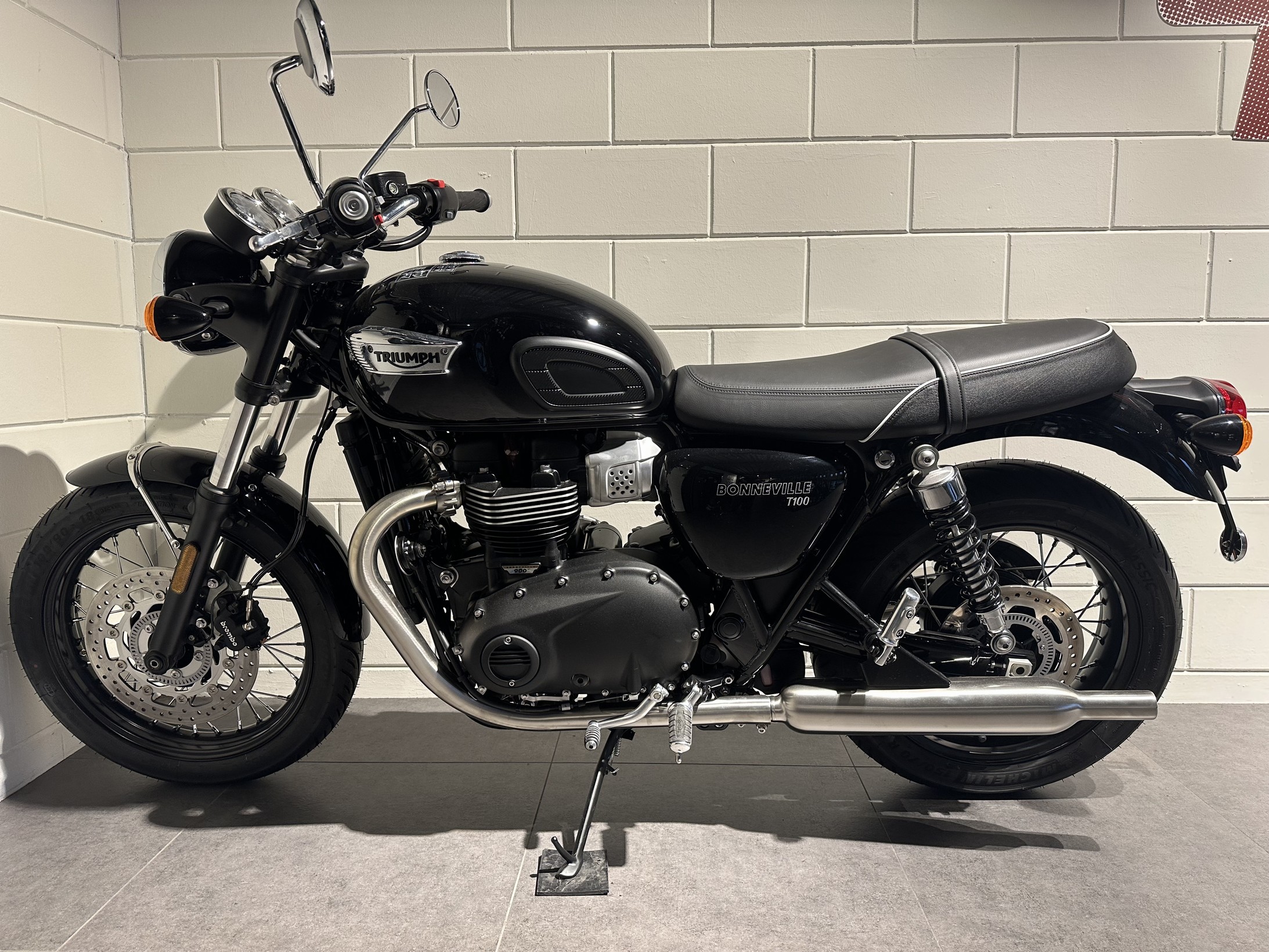 TRIUMPH - BONNEVILLE T100