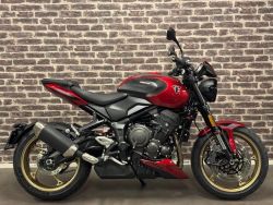 TRIDENT 800 Jet Black