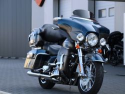 HARLEY-DAVIDSON - FLHTCUSE CVO