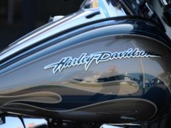 HARLEY-DAVIDSON - FLHTCUSE CVO