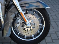 HARLEY-DAVIDSON - FLHTCUSE CVO
