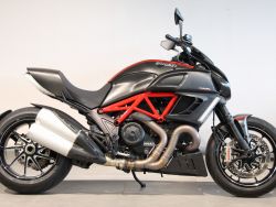 DIAVEL CARBON RED